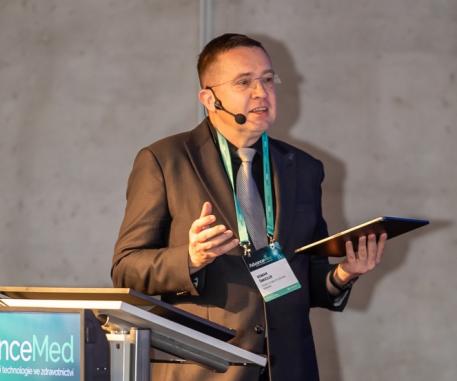 Asklepion na AdvanceMed 2026: Roman Šmucler vedl klíčovou debatu o AI, která už dnes mění české zdravotnictví