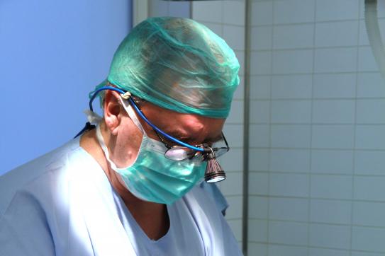 ROZHOVOR s MUDr. Miroslavem Krejčou o operaci očních víček: Rozhodující je lokální nález, nikoli věk