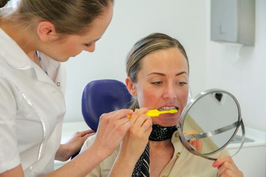 Správné čištění zubů spočívá ve výběru vhodných pomůcek a správné manipulaci